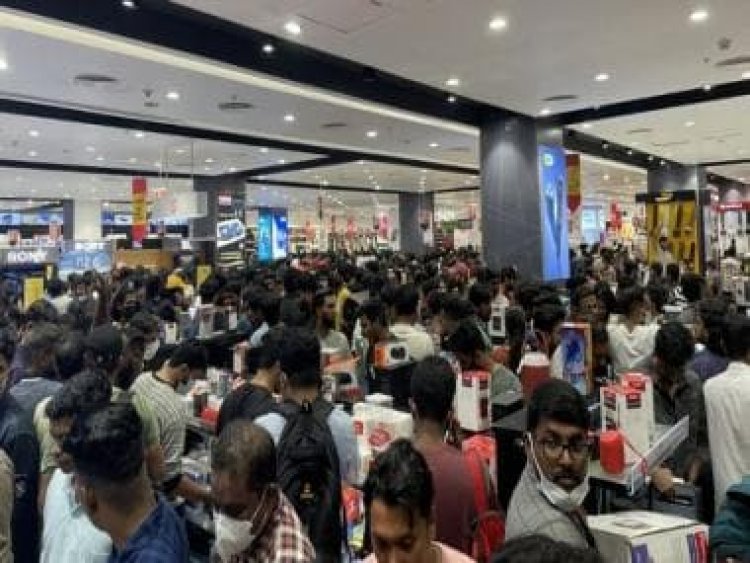 Huge crowd throng Kerala's Lulu Malls for midnight sale, watch viral videos