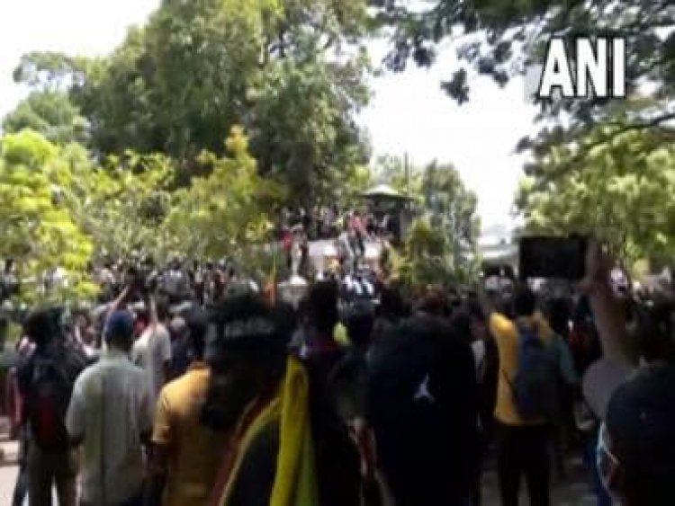 Fresh protests erupt in Sri Lanka as President Gotabaya Rajapaksa flees to Maldives