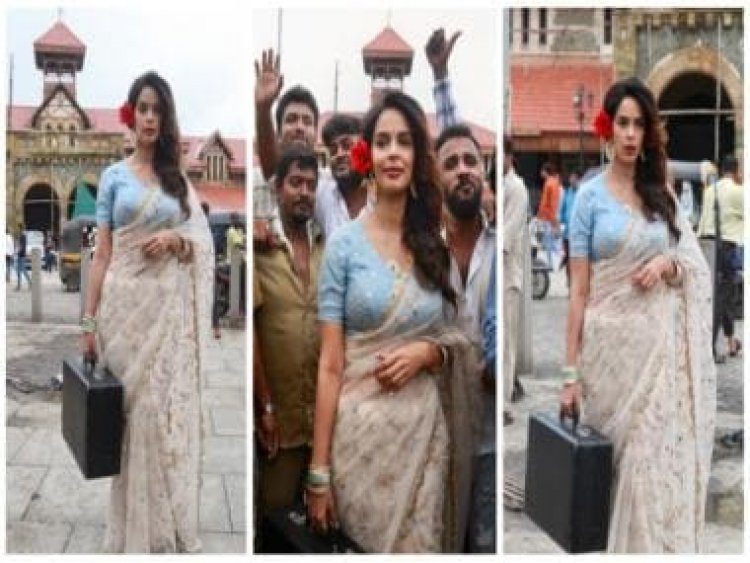 Mallika Sherawat aka Gulabo was spotted at Bandra Station in search of Mahboob from RK/Rkay