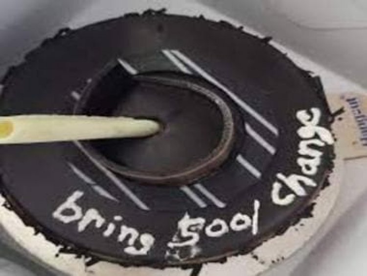  Woman orders cake with ‘bring Rs 500 change' instruction, here's what she actually got