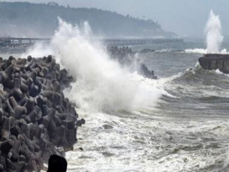 What happened to buildings along Mumbai's Marine Drive after tetrapods that protect from tides were removed?