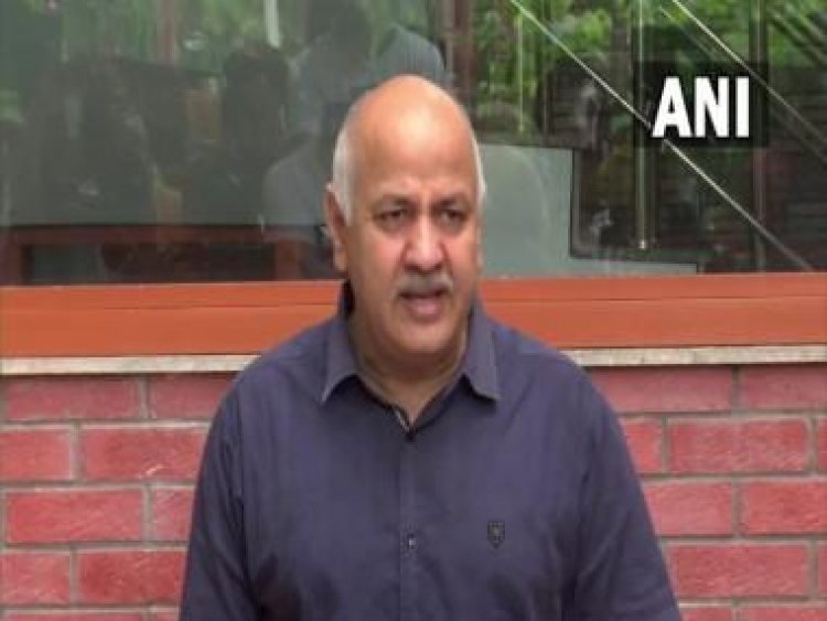 After Delhi govt reverses new liquor policy, Sisodia accuses BJP of threatening shopkeepers and officers