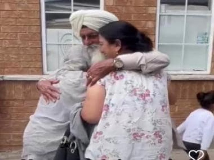 Elderly woman reunites with brother after 20 years, internet left emotional