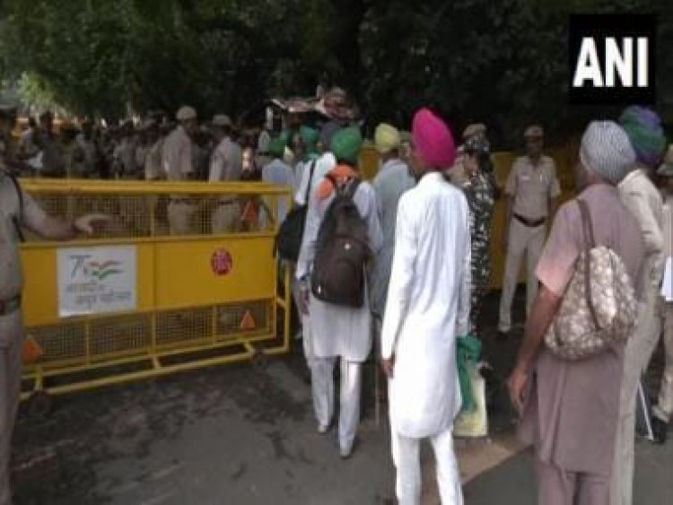 Delhi: Farmers start arriving at Jantar Mantar ahead of 'mahapanchayat'; security beefed up at borders