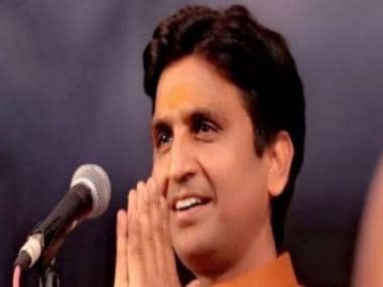 Poet-politician Kumar Vishwas honoured by Kolkata woman who gifts him gold chain