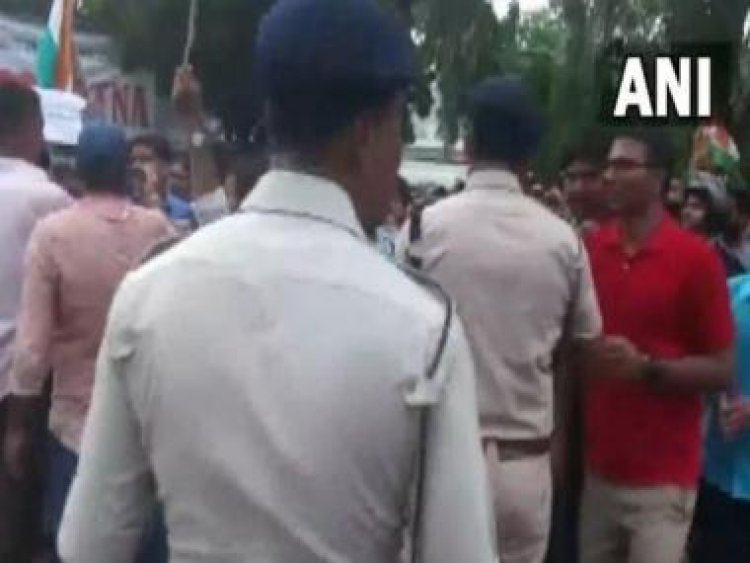 Watch: Scuffle breaks out between BPSC candidates, police personnel in Patna