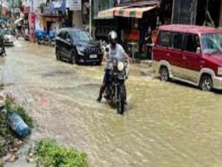 Watch| Heavy rain wreaks havoc in Bengaluru, disturbs normal life of citizens