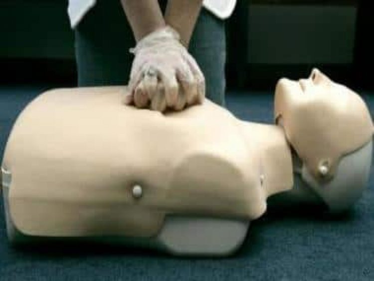 Video of doctor performing CPR on patient, who collapsed, goes viral