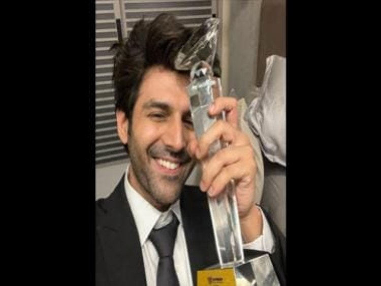 Kartik Aaryan can't stop smiling as he wins the Best Actor award for Dhamaka