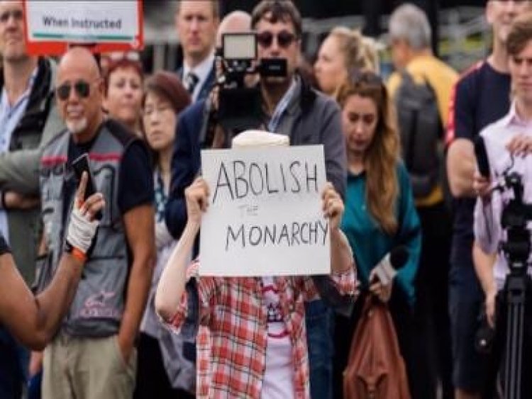 UK: Woman who held 'abolish monarchy' sign at King Charles' proclamation ceremony charged with criminal offence