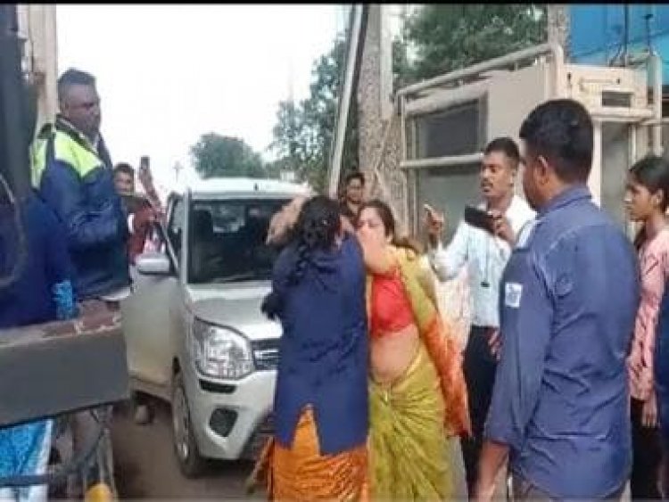 #Watch: CRPF soldier, wife thrash female staff at Nashik toll