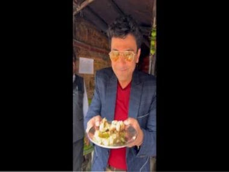 Watch: Celebrity chef Vikas Khanna enjoys plate of 'Litti Chokha' in Kolkata