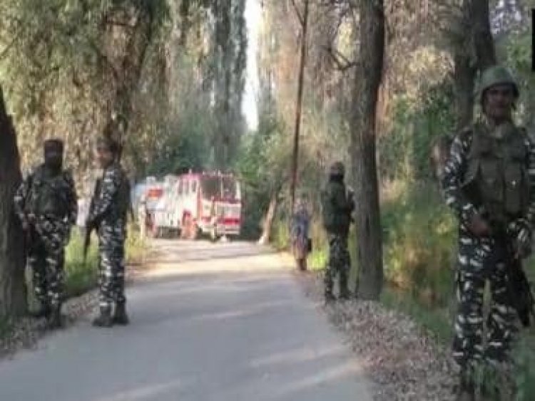 J&amp;K: Encounters break out in Shopian, Baramulla after forces launch search operations