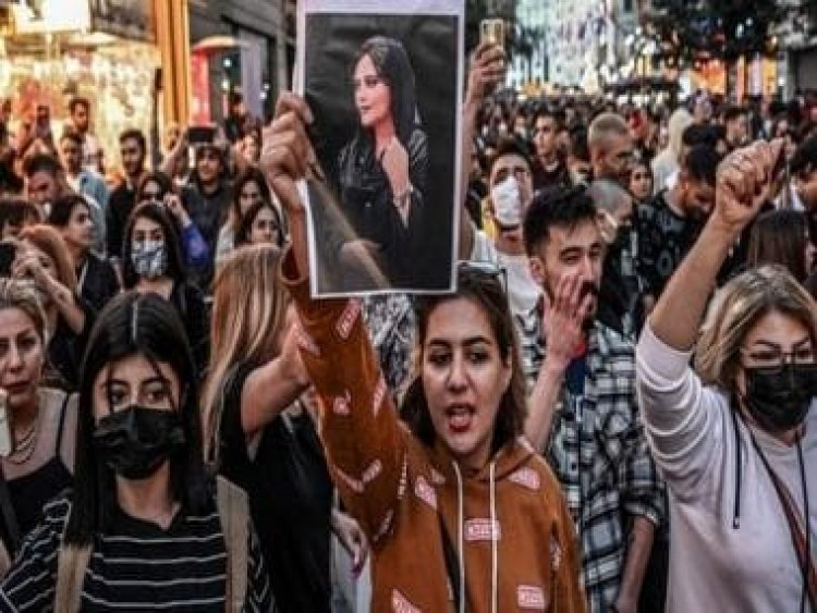 More trouble for Iranian regime as hijab-wearing women join anti-hijab movement