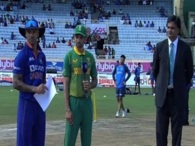 Watch: Javagal Srinath forgets to hand over coin to Shikhar Dhawan during India vs South Africa 2nd ODI toss