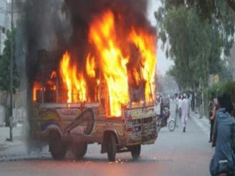 Pakistan: Dozens burnt alive as bus catches fire near Karachi ... WATCH