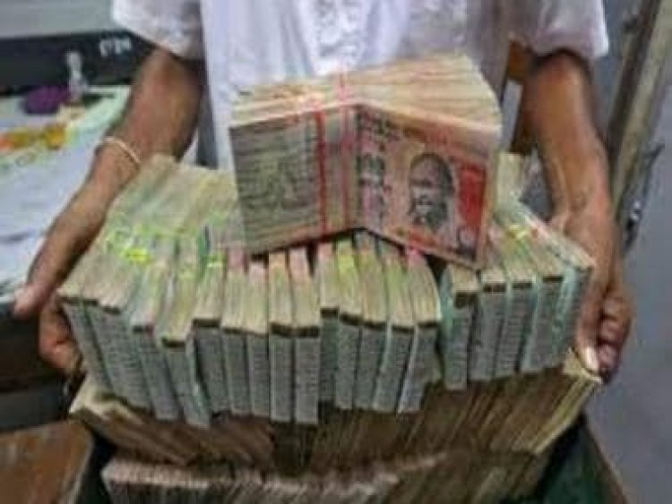 Ghaziabad: Police recovers bundles of cash buried underground in connection to missing salary of 550 labours in Rohtak