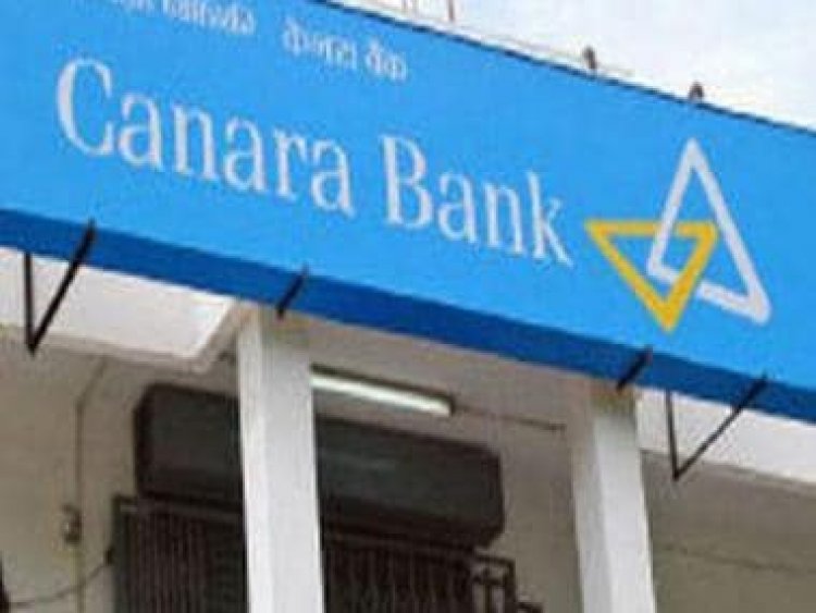 Canara Bank employees sell FD schemes on Mumbai streets; video goes viral