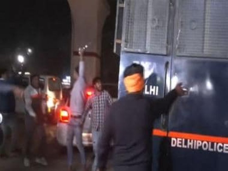 WATCH: Police van carrying Aftab Poonawala attacked by sword-wielding men outside Delhi's FSL