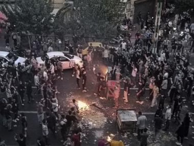 Iran protests: People chant anti-government slogans in Tehran