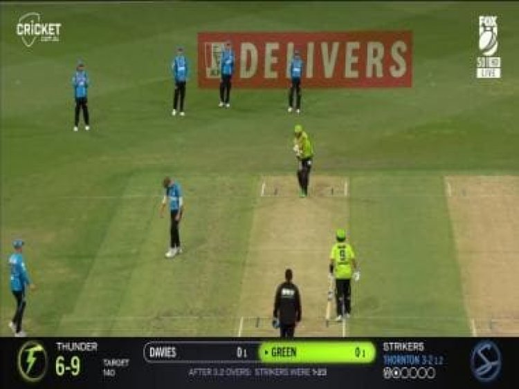 Big Bash League: Sydney Thunder bowled out for lowest-ever T20 score inside powerplay; watch video