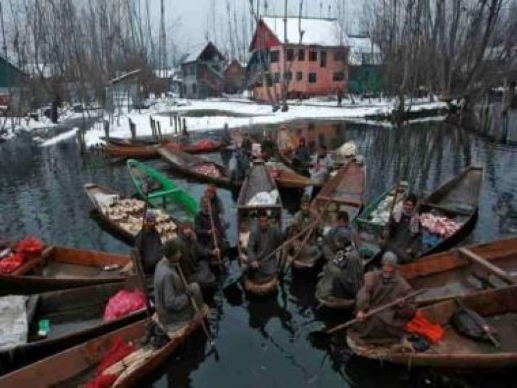 This Twitter thread on Srinagar's famous 'floating vegetable' market will leave you impressed