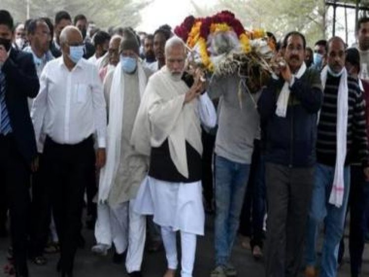 WATCH | Prime Minister Narendra Modi carries mortal remains of mother Hiraben