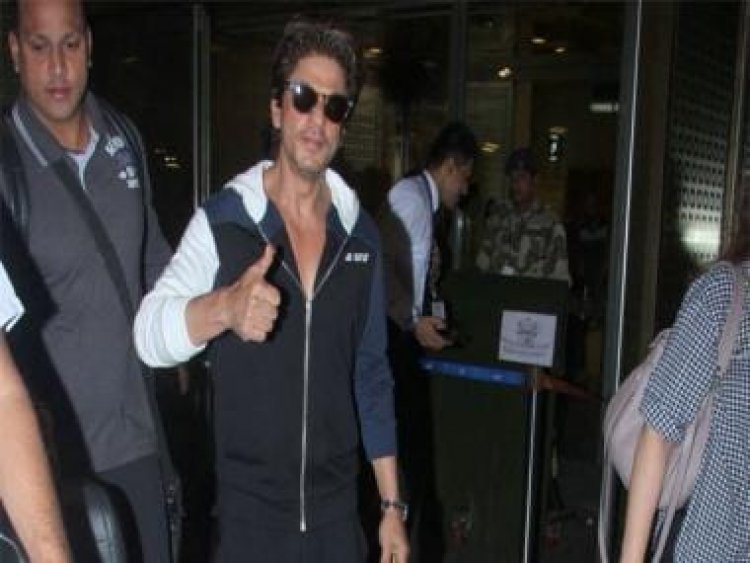Picture of Shah Rukh Khan celebrating New Year in Alibaug with family goes viral