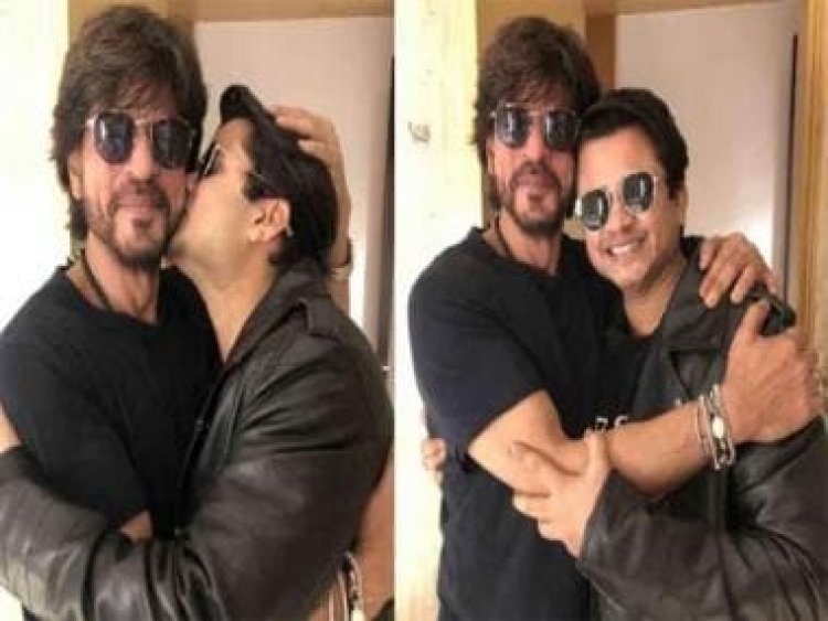 Shah Rukh Khan wins the internet's hearts yet again as he meets and greets his fans at 2 AM; pictures go viral