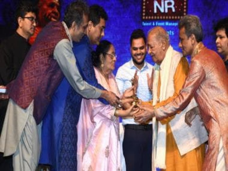 Pandit Hariprasad Chaurasia receives the first Padma Vibhushan Ustad Ghulam Mustafa Khan Award