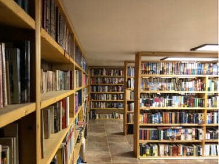 American couple’s personal library decorated with 32,000 books amazes bookworms; see post
