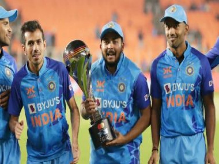 Watch video: Captain Hardik Pandya hands over trophy to Prithvi Shaw after T20I series win against New Zealand
