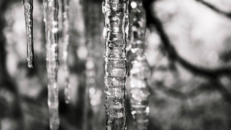Here’s why icicles made from pure water don’t form ripples