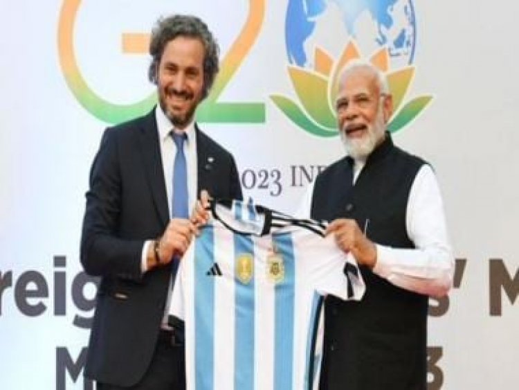 Foreign minister of Argentina gifted Argentina football team jersey to PM Narendra Modi