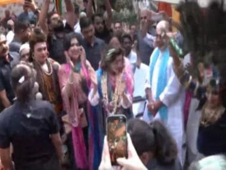 Watch: US Secretary of Commerce participates in Holi celebrations at Rajnath Singh's residence