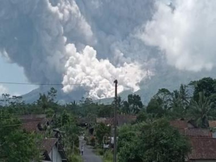 WATCH: Hot clouds emerge in Indonesia as Merapi volcano erupts