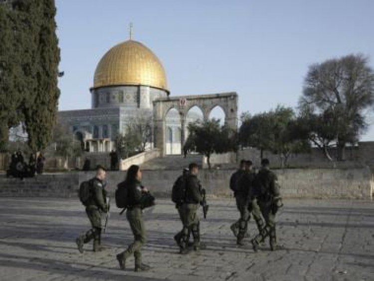 Violence at Al-Aqsa Mosque again; police use stun grenades, rubber bullets to disperse crowd