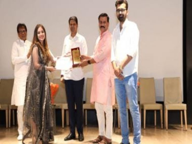 Famous content creator Simran Dhanwani bags the 'Pride of Thane' award at the BJP Foundation Day