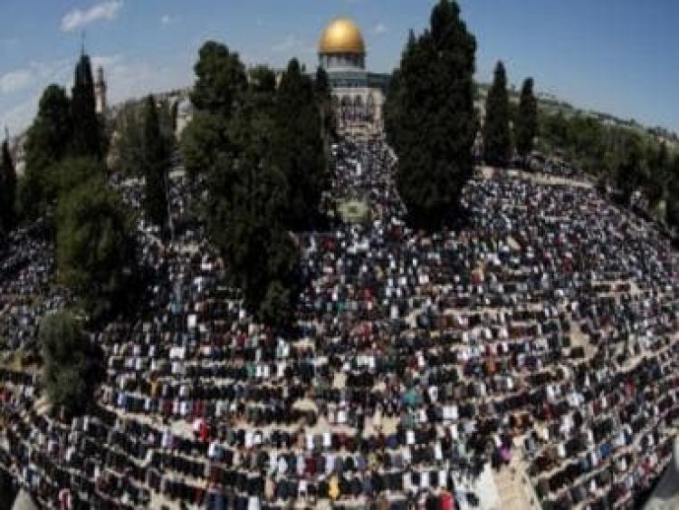 250,000 perform last Ramzan Friday prayer at Jerusalem's Al-Aqsa mosque; 8 Palestinians detained