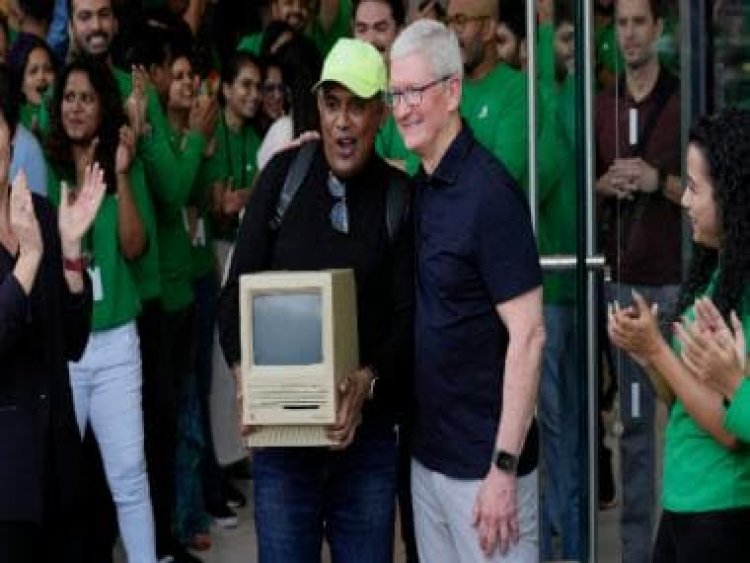 Die-hard Apple fan brings his Macintosh SE from 1984 to Apple BKC Mumbai, shows it to Tim Cook