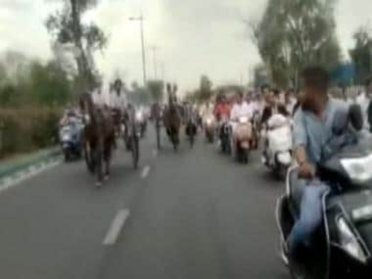WATCH: 10 arrested after horse-cart race in heart of Delhi