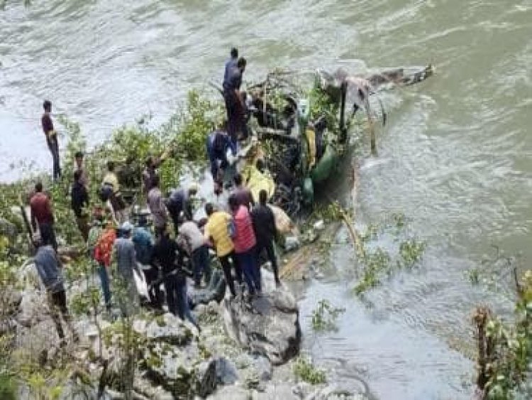 Jammu and Kashmir: Three soldiers hospitalised after Indian Army chopper crashes in Kishtwar