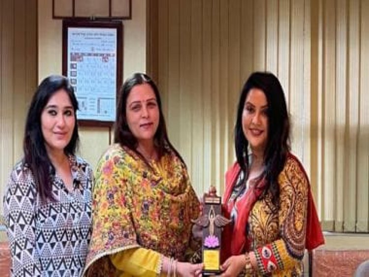 Ms Nidarshana Gowani felicitates singer, social activist Amruta Fadnavis with Kamala power women award