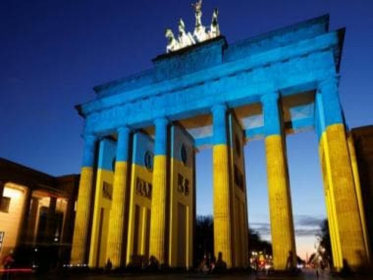 Germany lifts ban on hoisting Ukrainian flags near Soviet memorial