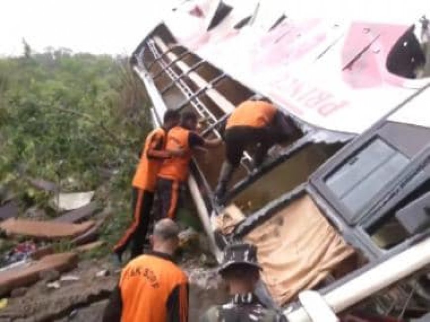 10 killed, 55 injured as bus carrying pilgrims to Vaishno Devi shrine falls into Jammu gorge