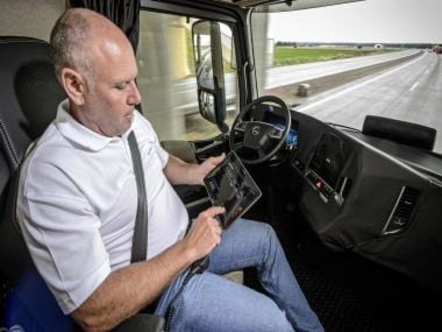 California governor vetoes bill requiring driverless trucks to have safety drivers