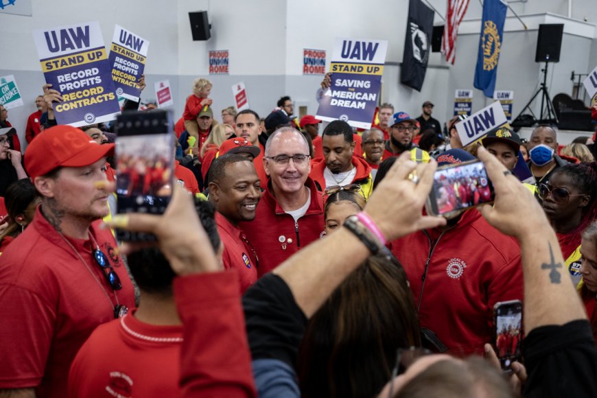 Striking UAW autoworkers have the American public on their side