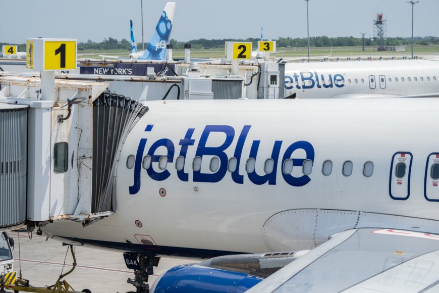 Watch: JetBlue plane has a scary malfunction while travelers deplane