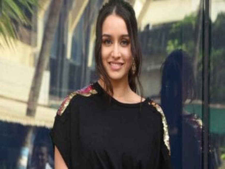 Watch: Shraddha Kapoor sings Asha Bhosle's 'Aao Huzoor Tumko' at Mumbai event, melts hearts