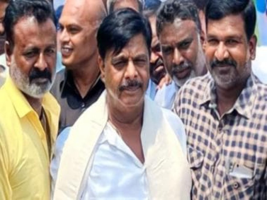 WATCH: Bodyguard helps Congress' minister wear his shoe in Karnataka
